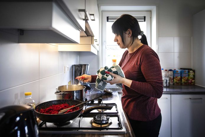 Vluchtelingen uit Oekraine, Mykolajiv, eten hun avondmaal in een recreatiewoning op een vakantiepark.