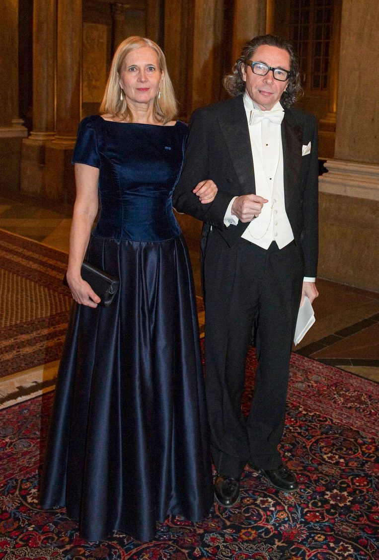 Katarina Frostenson en Jean-Claude Arnault in 2011, bij het Nobeldiner met de koning. Ze profileerden zich als machtig koppel. Alsof ze het laatste bastion van de hoge kunsten waren.  Beeld AFP