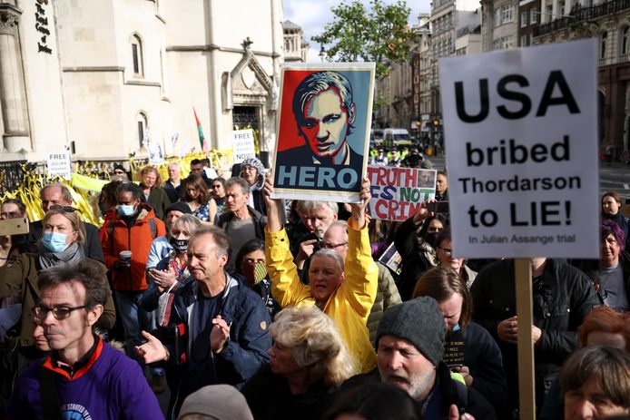 Aanhangers van Assange verzamelen voor de rechtbank in Londen.