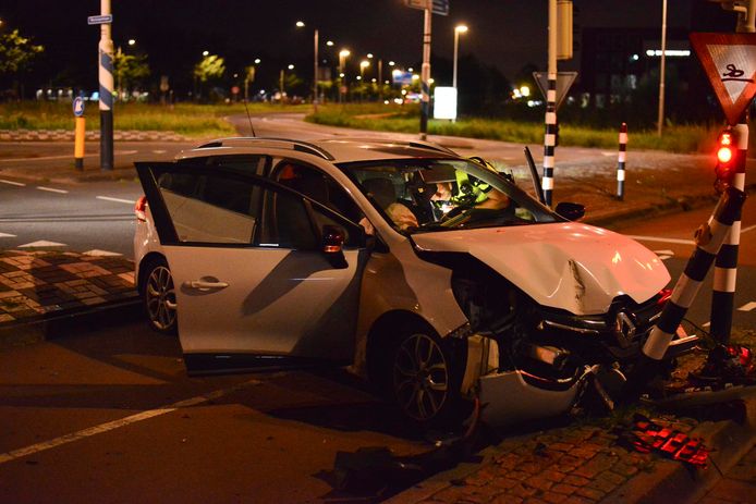 De automobilist en een inzittende raakte gewond bij het ongeluk.