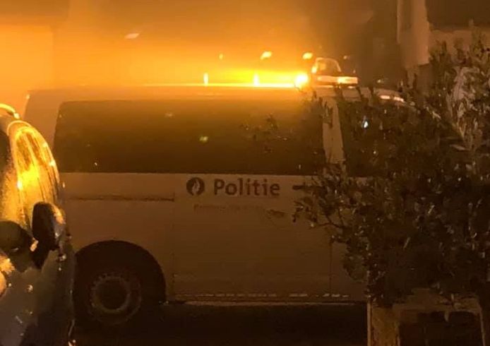 Een politiecombi bij de arrestatie van woensdagnacht. Patrouilles waren snel ter plaatse na een oproep uit de Oude Kreekweg in Bredene. De dieven werden in de boeien geslagen.