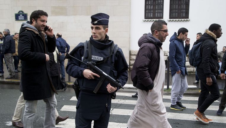 Extra beveiliging bij de Grote Moskee in Parijs, waar mensen zich verzamelen voor het vrijdaggebed. Beeld ap