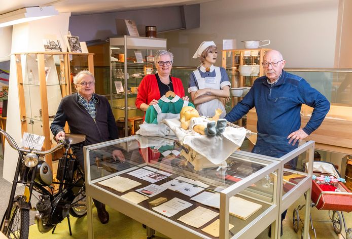 Het bestuur van Cultuur Historisch Museum Oene: Gerhard Wijnbergen, Dikkie Huiskamp en Henk ter Beek (vlnr) bij de expositie over de gezondheidszorg in Oene.