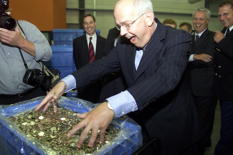 Minister van Financiën Gerrit Zalm met de nieuwe euromunt, najaar 2001, in het distributiecentrum van De Nederlandsche Bank in Lelystad. Op 1 januari 2002 kwam de euro uit de pinautomaat. Beeld ANP / Phil Nijhuis