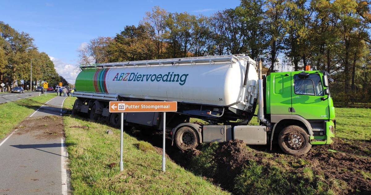 Vrachtwagen belandt in sloot na botsing in Putten.
