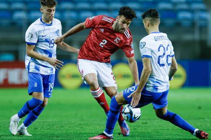 Gibraltar-speler Ethan Jolley (m) in actie tegen Griekenland.