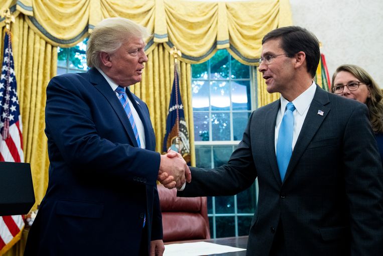 President Donald Trump feliciteert in 2019 Mark Esper als hij wordt ingzwoeren als minister van defensie.  Beeld EPA