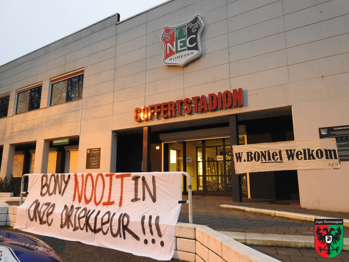 De fanatieke aanhang van NEC hebben spandoeken bij De Goffert opgehangen en spreken zich daarmee tegen de mogelijke komst van Wilfried Bony uit.
