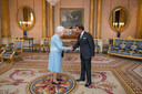 De Britse koningin Elizabeth ontvangt de sultan in 2017 op Buckingham Palace. De band tussen de twee royals is al decennialang warm.
