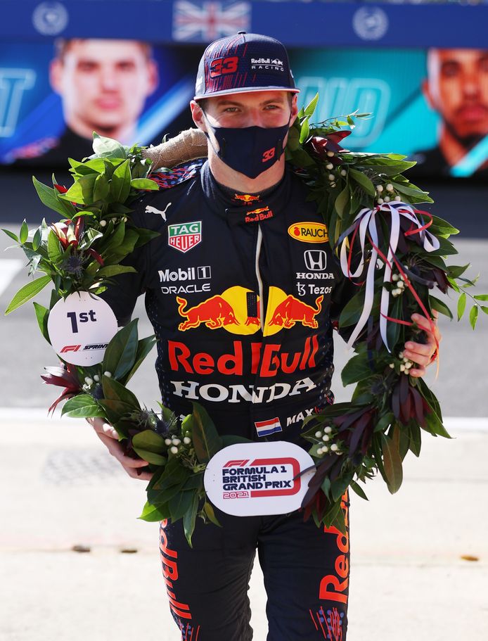 Max Verstappen kreeg een speciale krant voor het winnen van de eerste sprintrace ooit.