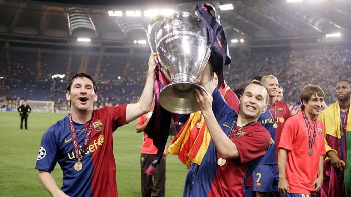 Andres Iniesta en Lionel Messi met de Champions League-trofee in 2009.