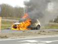 Auto vliegt in brand tijdens rit in Heesch, bestuurder op tijd uit voertuig