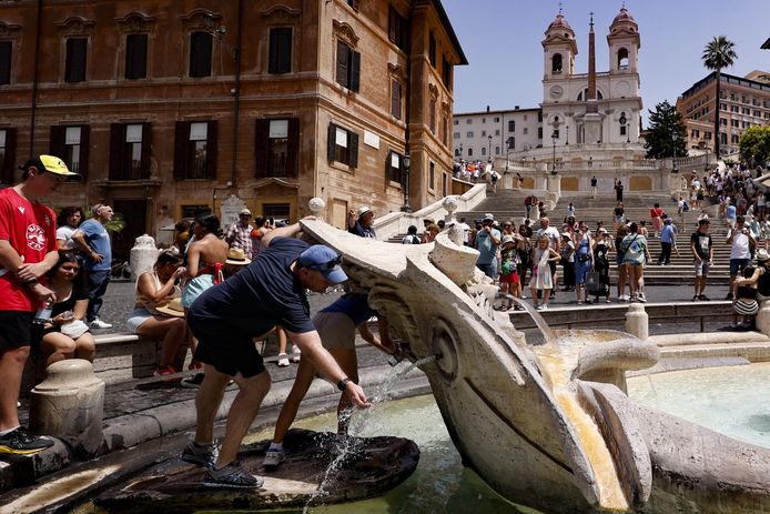 Het al enige tijd warm Italië. Mensen zochten dit weekend verkoeling aan een fontein op het Piazza di Spagna in Rome, Italië. In het weekend stegen de temperaturen tot 45 graden in sommige delen van het land.