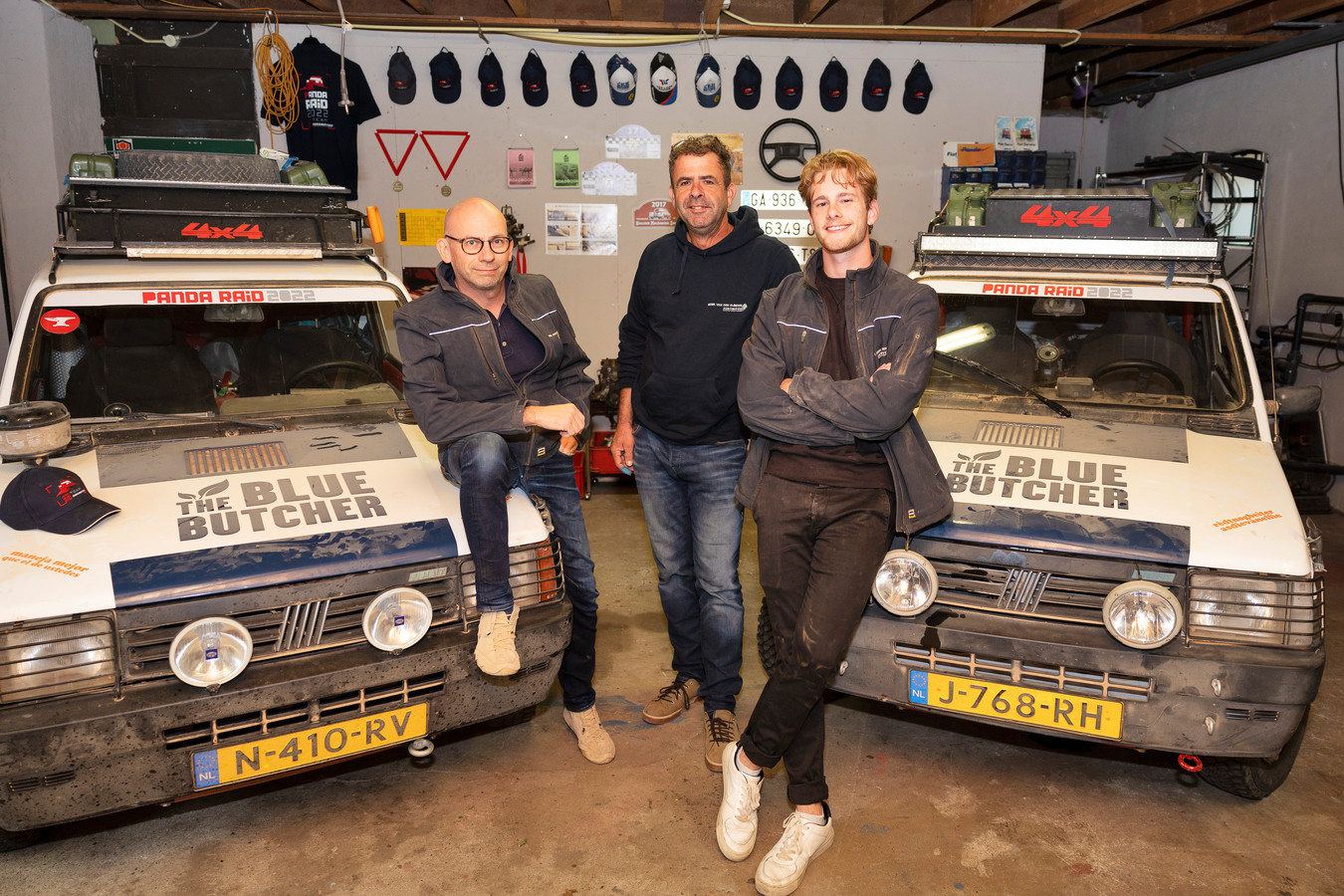 Leendenaren Gijs (r) en Maurice (m) van de Sande en Erik van Stiphout uit Eersel (l) hebben met hun Fiat Panda’s deelgenomen aan de Pand Raida, een soort Parijs-Dakar voor Fiat Panda’s.