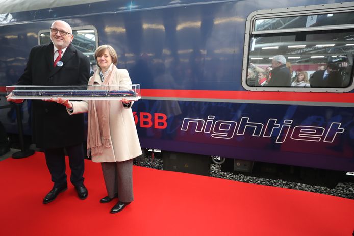 De nachttrein van de Oostenrijkse spoorwegmaatschappij ÖBB kwam vandaag om 10.55 uur aan de eindhalte Brussel-Zuid aan. ÖBB CEO Andreas Mattha and NMBS-SNCB CEO Sophie Dutordoir wachtten de trein samen op.