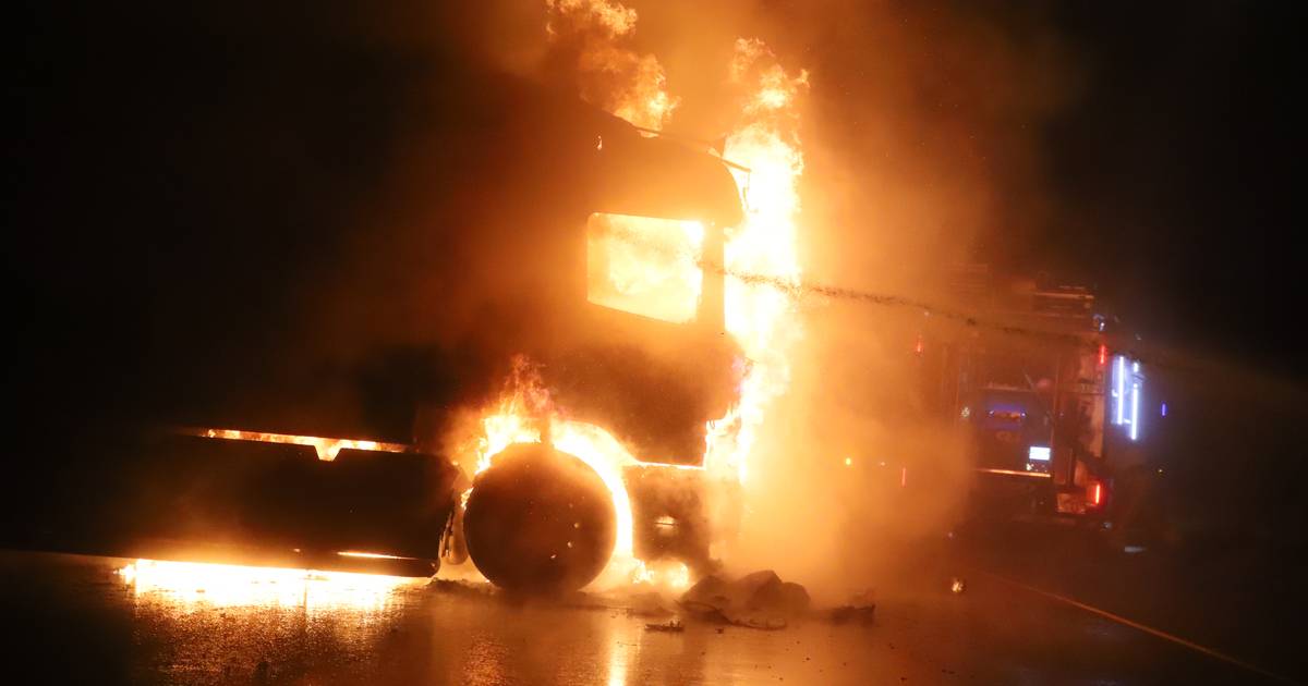 Vrachtwagenchauffeur ontsnapt aan vlammenzee nadat cabine in brand vliegt - De Gelderlander