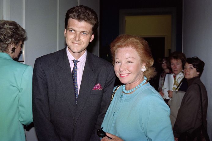 Benjamin de Rothschild en zijn moeder Nadine de Rothschild bij een bezoek aan het Louvre in Parijs. Foto uit 1991.