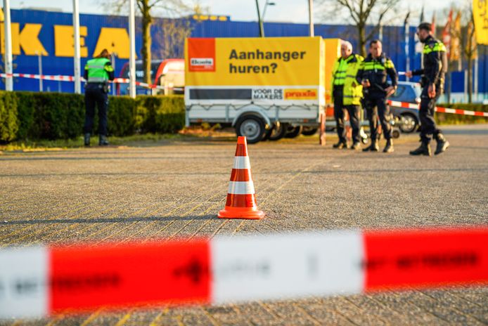 De politie doet onderzoek naar het schietincident tegenover de IKEA. Onder de pylon ligt vermoedelijk een kogelhuls.