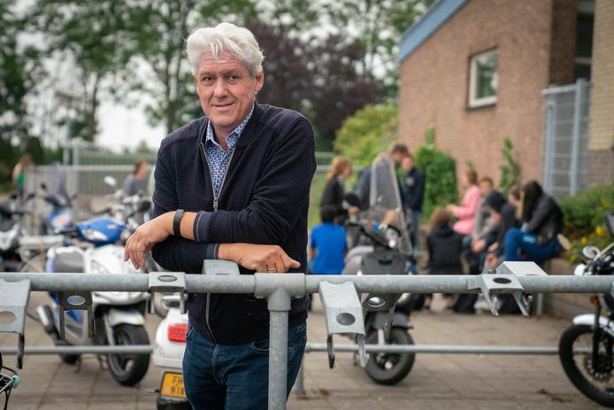 Gijs Beekhuizen bij de rookzone op het HPC Zetten. Die moeten met ingang van het schooljaar 2020-2021 bij alle scholen in ons land zijn verdwenen.