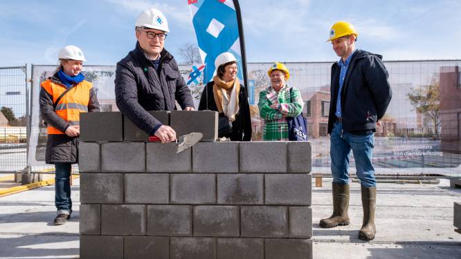 Symbolische eerste steen van nieuw gemeentehuis is gelegd: “Medewerkers moeten hier in voorjaar 2024 aan de slag kunnen”
