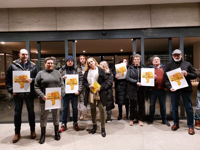 Een aantal bewoners van het Edisonpark kwamen naar het gemeentehuis om hun bezwaren tegen huisvesting van internationale werknemers aan de Energieweg nog eens kracht bij te zetten.