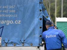 Cachés dans un camion, des réfugiés jettent des cageots sur la E40
