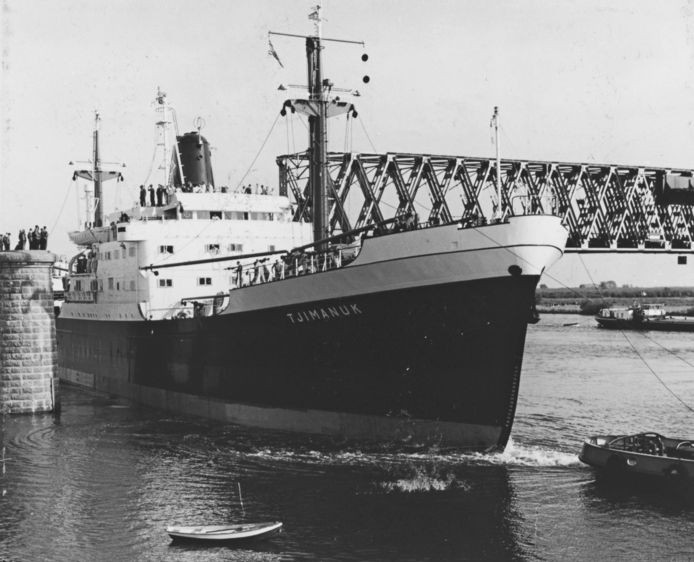 In september 1959 passeerde de in Gorinchem gebouwde Tjimanuk de Baanhoekbrug. Natuurlijk moest een brugdeel weggetakeld worden om het schip te laten passeren.