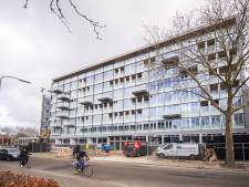 Na 1,5 jaar vertraging zijn appartementen in oude stadhuis in Almelo klaar, maar peperdure penthouses zijn niet verkocht
