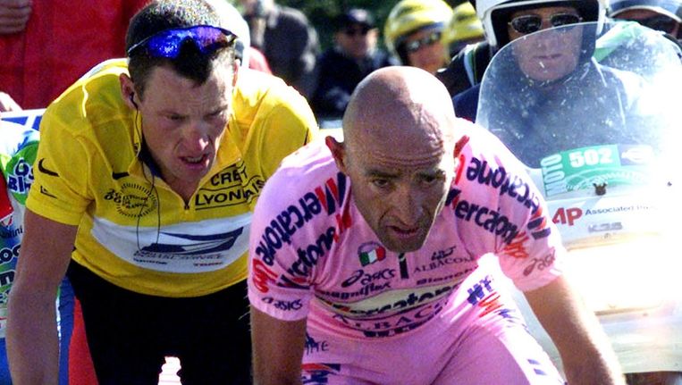 Armstrong en de inmiddels overleden Pantani tijdens de Tour in 2000. Beeld reuters