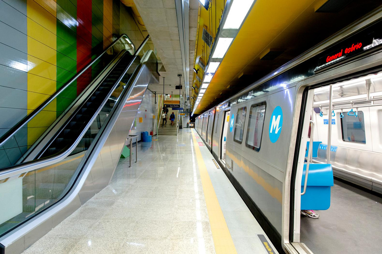 Lege wagons in de metrolijn die speciaal voor de Olympische Spelen is aangelegd. Beeld anp