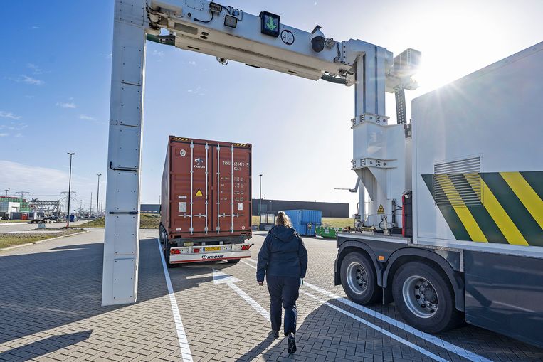 Een mobiele scanner van de Nederlandse douane in bedrijf op de Maasvlakte.  Beeld Guus Dubbelman / de Volkskrant