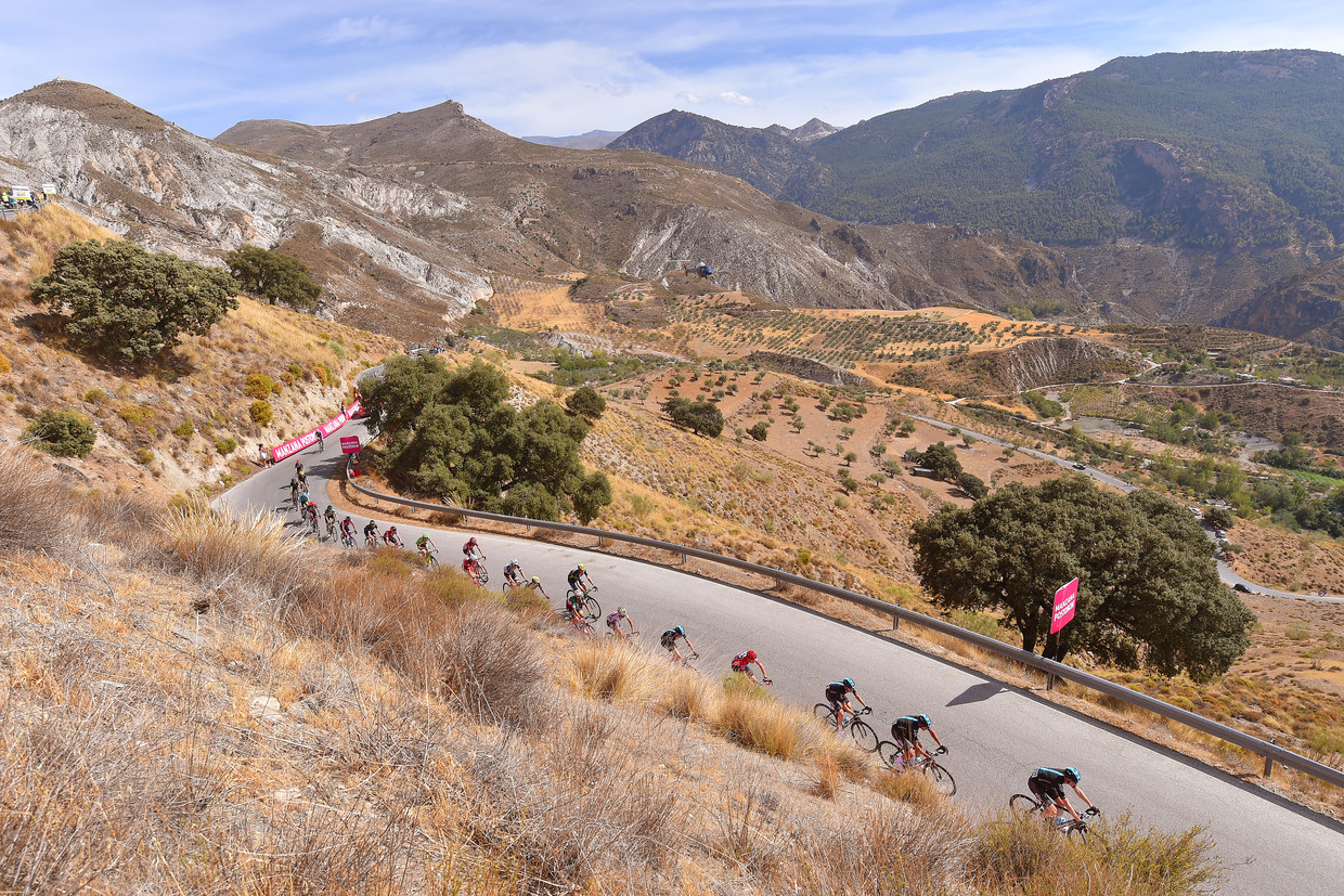 Rit 15 in de Vuelta van 2017 leidt het peloton over de Sierra Nevada. Beeld Corbis via Getty Images