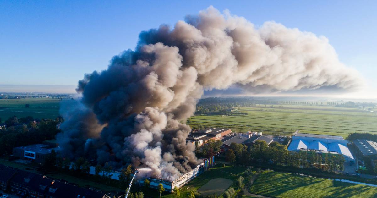 Bedrijfspand Molenaarsgraaf verwoest door brand: 'Ik voel me verslagen'
