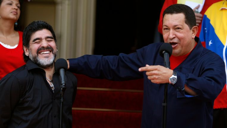 Diego Maradona (links) met de overleden president van Venezuela Hugo Chávez. Beeld AP