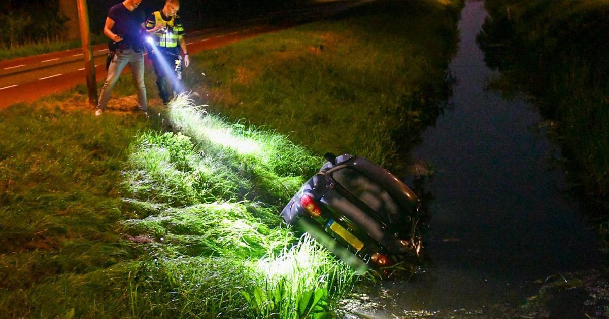 Auto in de sloot in Mariënberg: bestuurder (24) zakt voor blaastest