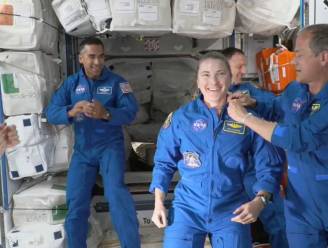 Crew Dragon van SpaceX met vier astronauten aangekomen bij ISS