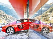 82-jarige slipt met peperdure Ferrari door winkelruit