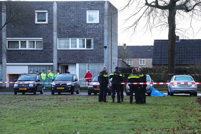 Het slachtoffer overleed op de parkeerplaats voor zijn huis.