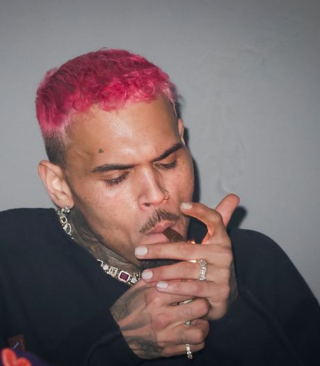 Chris Brown surpris en train de fumer en boîte à Bruxelles: un p-v pourrait lui être envoyé