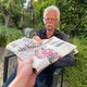 Gidi Heesakkers bezorgt de krant na bij Klaas Brouwer, die wekenlang geen krant ontving