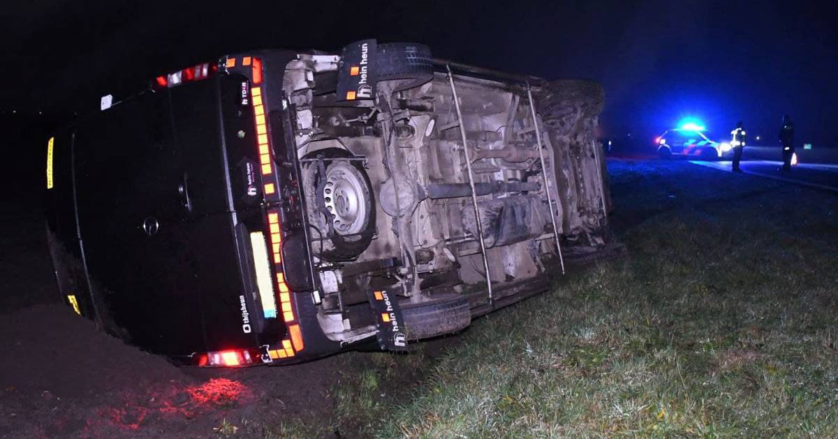 Bestuurder van 14 jaar onder invloed met bestelbus over de kop bij Sibculo