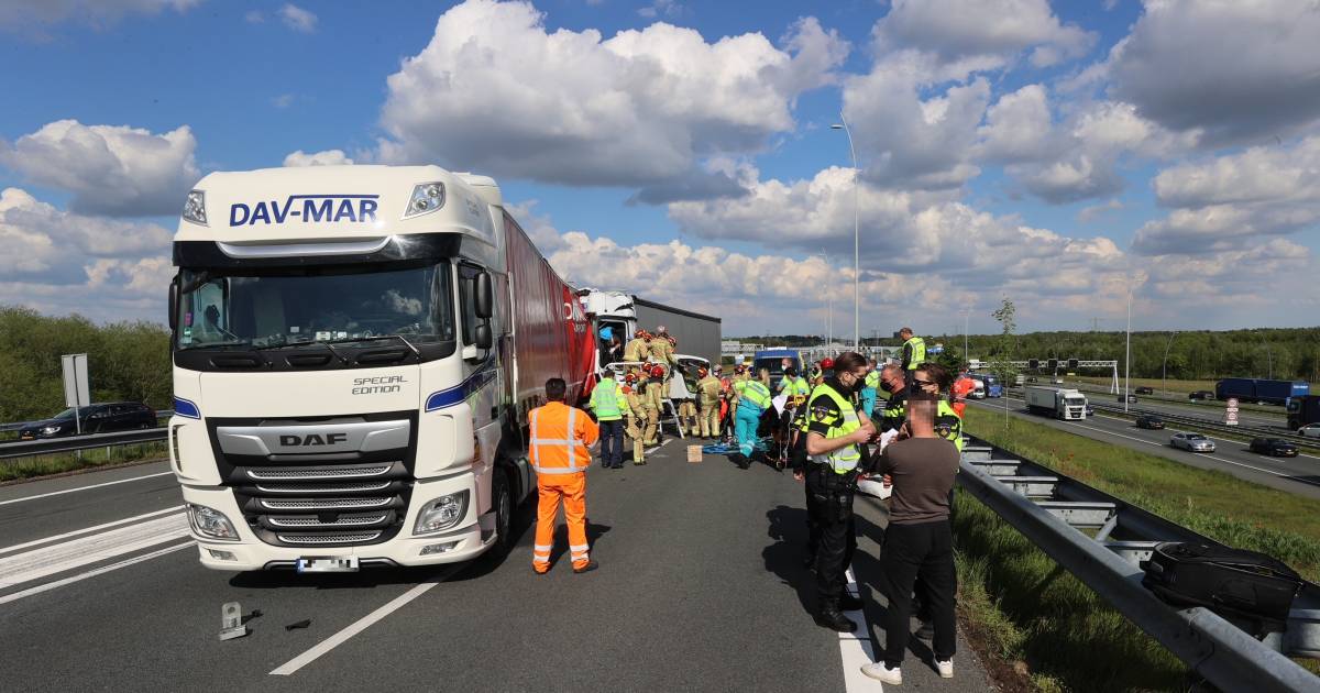 A67 richting Belgische grens dicht door ongeval met vrachtwagens, één persoon bekneld.