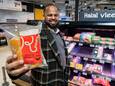 Kadir Ahmed met zijn halal worstenbroodje.