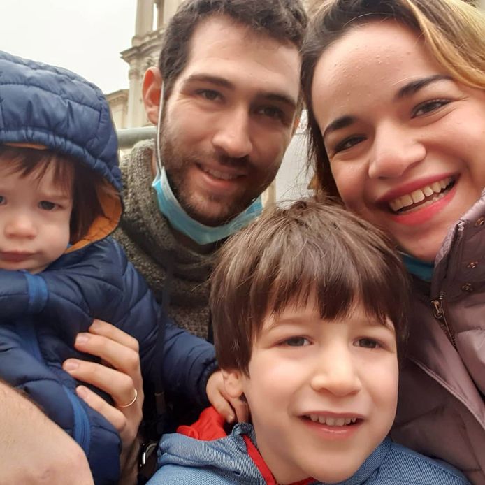 Eitan Biran (onderop), de enige overlevende van het kabelbaandrama bij Lago Maggiore in Noord-Italië, werd ontvoerd door zijn opa.