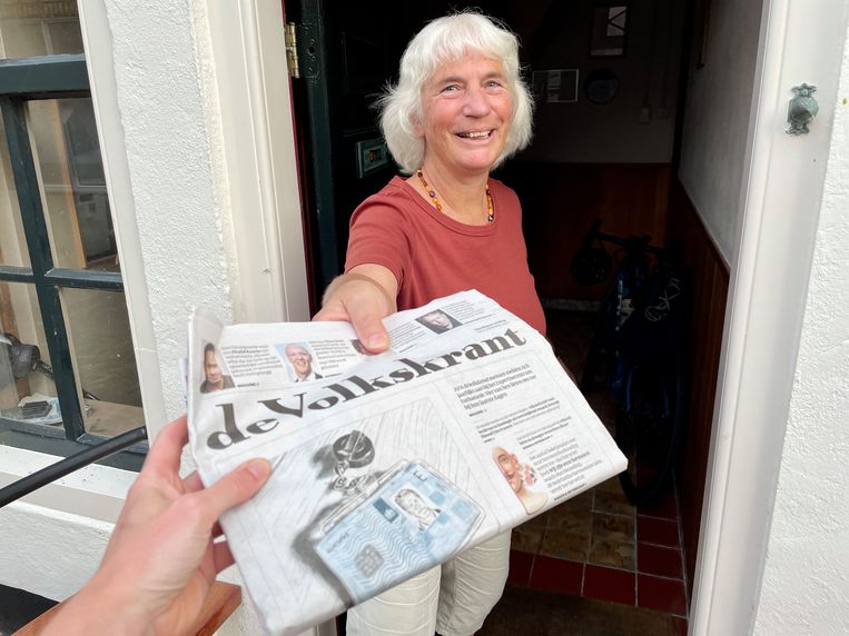 Gidi Heesakkers bezorgt de krant na bij Bri Wiener, die op Terschelling woont - Volkskrant
