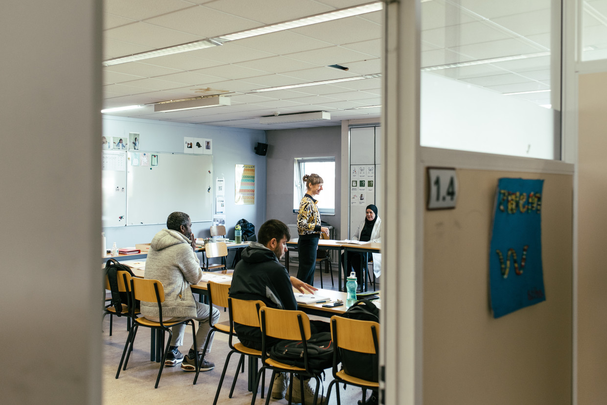 Lerares Sarah staat anderstaligen bij in het Ligo-centrum voor basiseducatie in Antwerpen Berchem. Beeld Tine Schoemaker