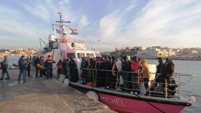 The rescue vessel Louise Michel in the port of Lampedusa.  At the end of last week, 2,045 refugees arrived on this island in one day.  Image Elio Desiderio / ANP / EPA