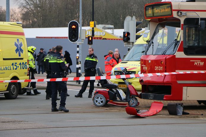 Persoon op scootmobiel komt in aanrijding met een tram aan de Heuvelweg in Leidschendam