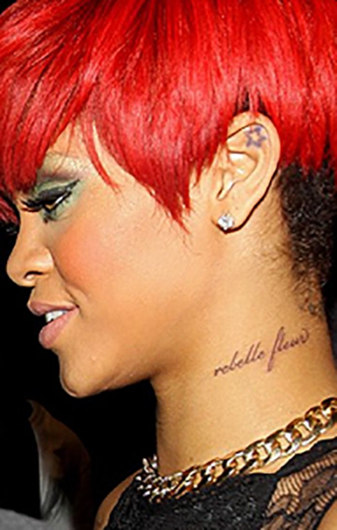 Rihanna koos voor de Franse woorden ‘Rebelle Fleur’, die eigenlijk geen enkele betekenis hebben