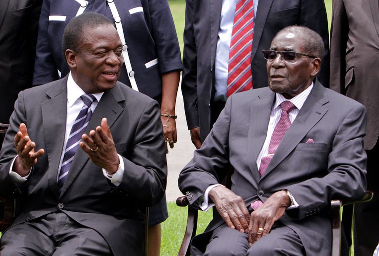 Toenmalig vice-president Emmerson Mnangagwa naast Robert Mugabe in 2014 Beeld AP
